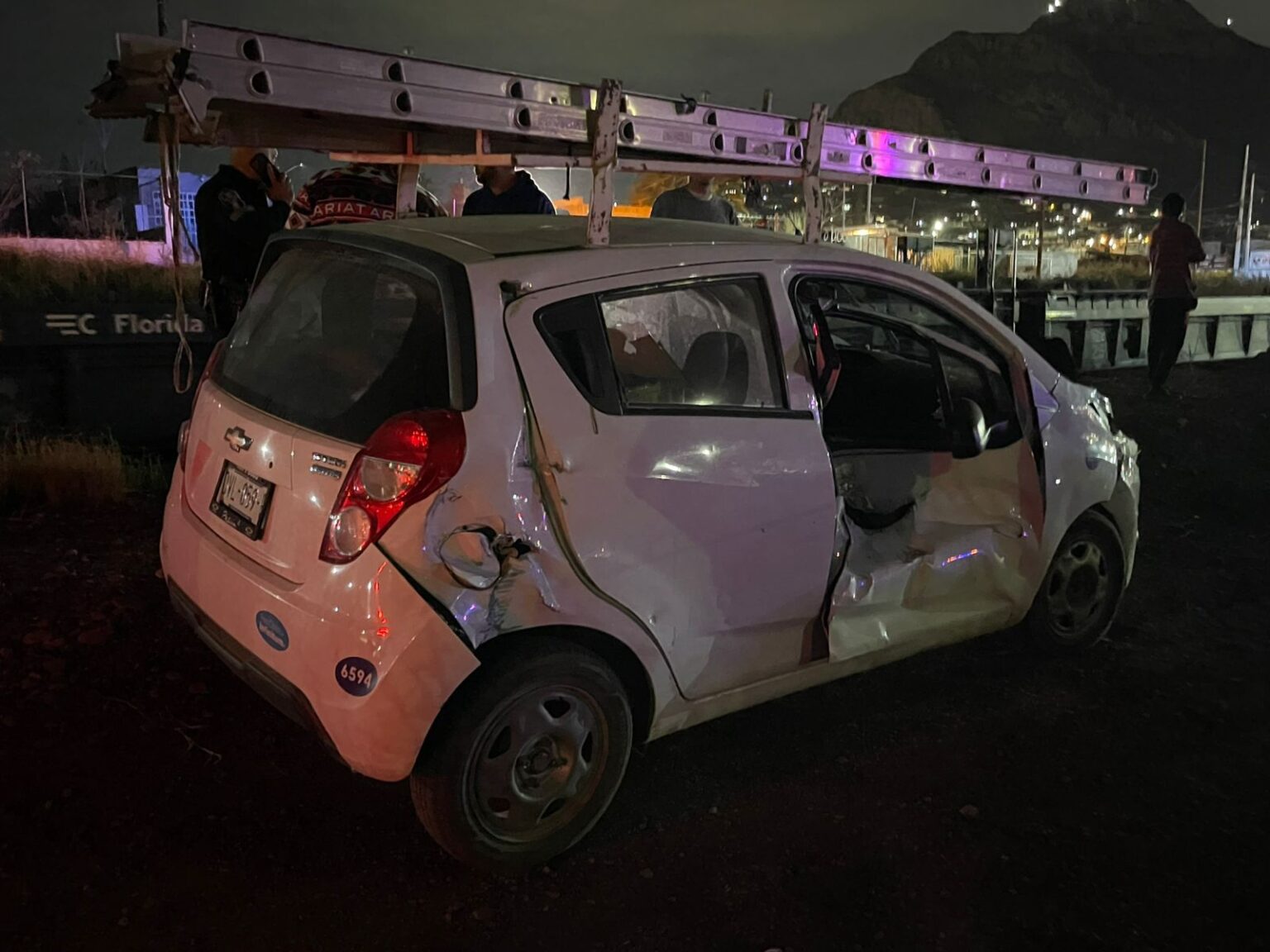 Tren se lleva auto en las vías de la Zubirán