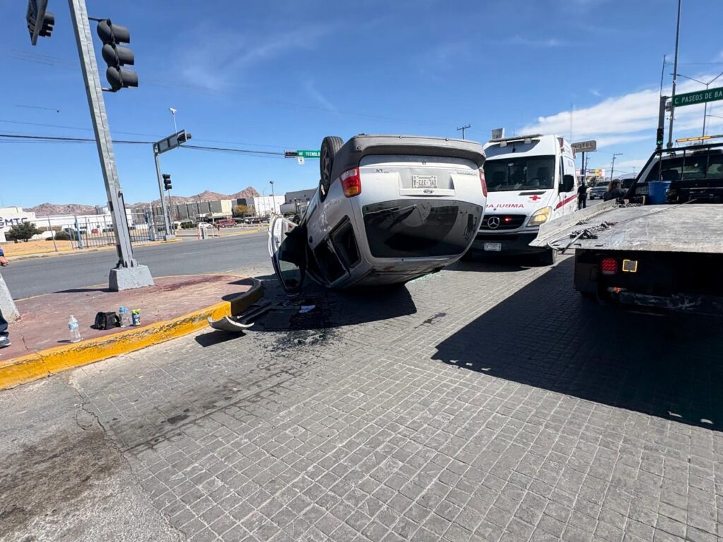 Aparatosa volcadura en Tecnológico deja dos lesionados