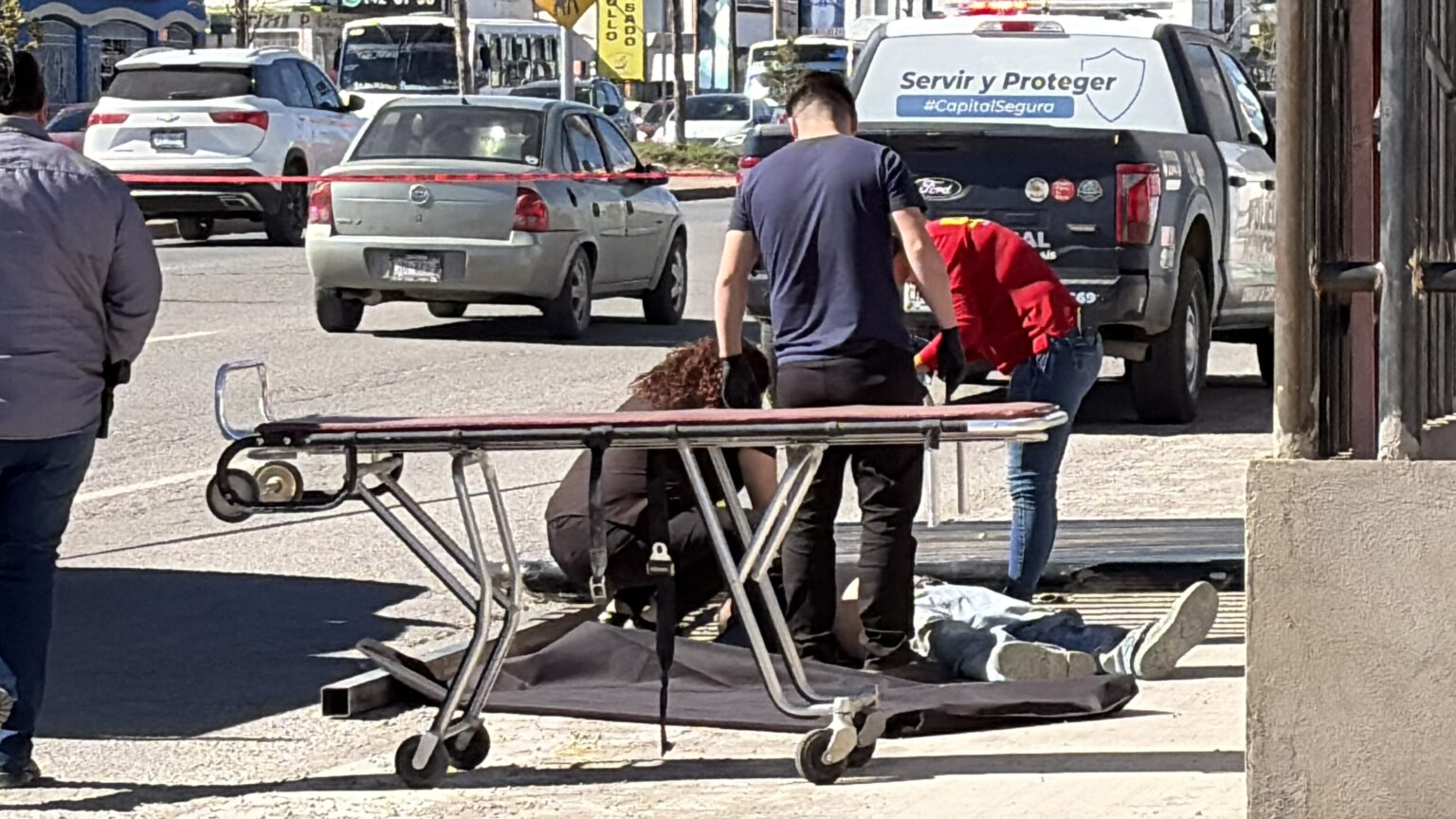 Trágico accidente en obra: muere trabajador tras caerle barandal en plena vía pública