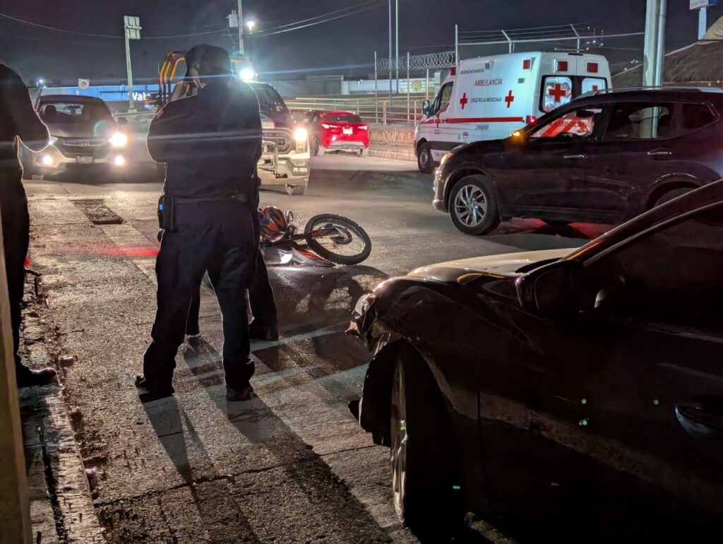 Impacta motociclista vs auto y queda lesionado a espaldas de Plaza Hollywood