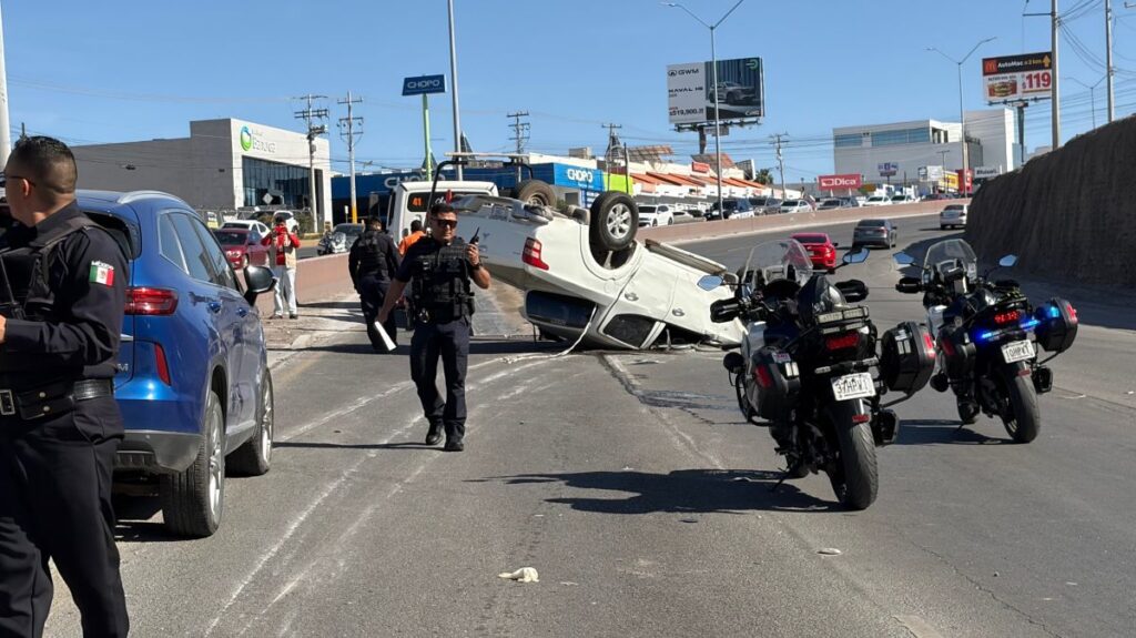 Caos vial en Periférico de la Juventud tras choque lateral y volcadura de vehículo
