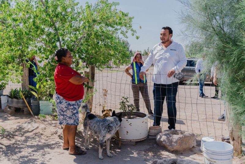 Llevan agua a comunidad Las Cuevas en Camargo