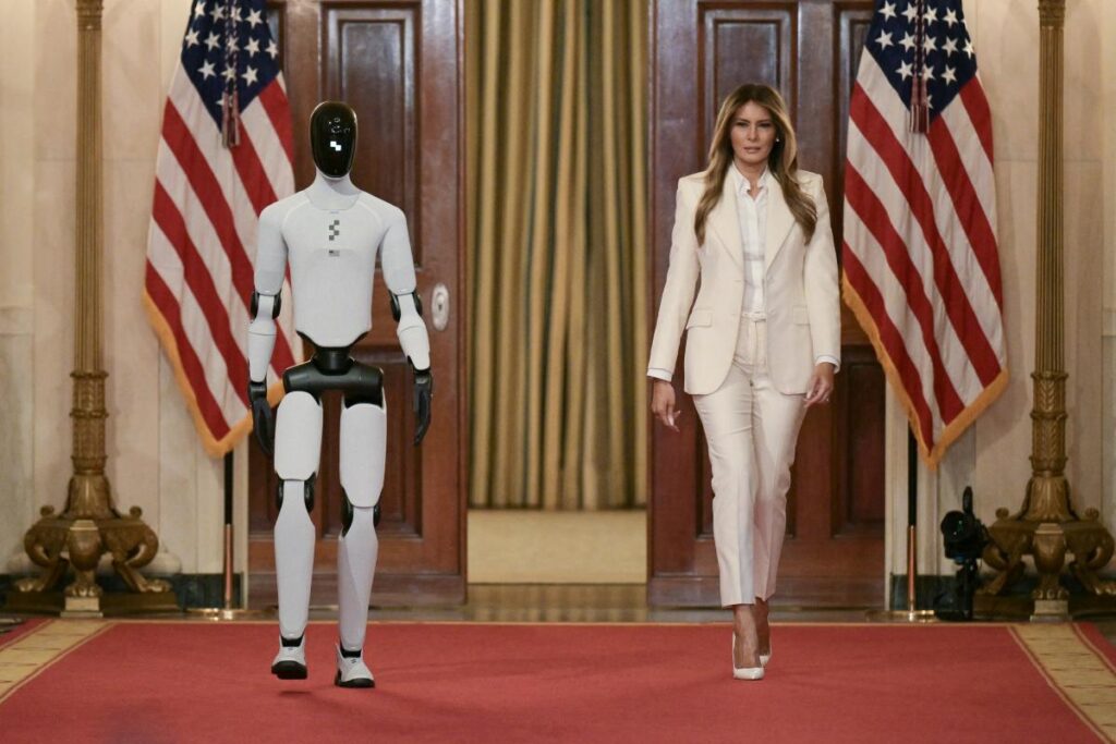Melania Trump presenta robot humanoide en la Casa Blanca