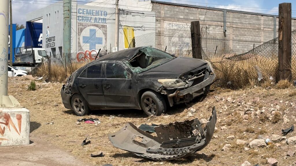 Aparatoso accidente en Chihuahua: vehículo queda destruido tras perder el control