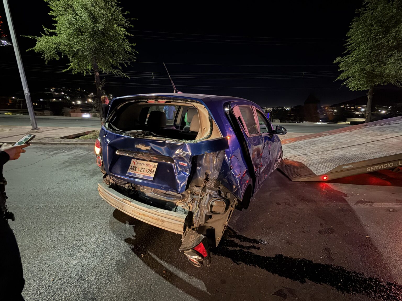 Aparatoso accidente con volcadura en avenida Pacheco; tráiler es asegurado tras huir