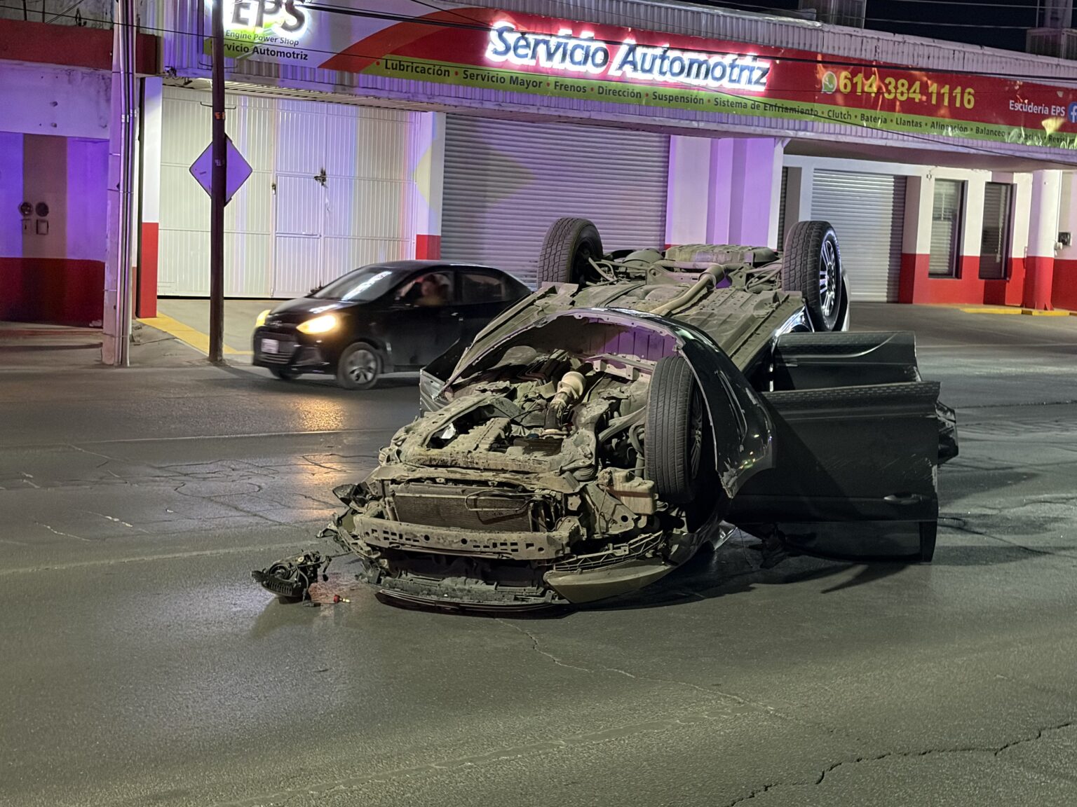 Fuerte volcadura en el Periférico de la Juventud deja a mujer lesionada