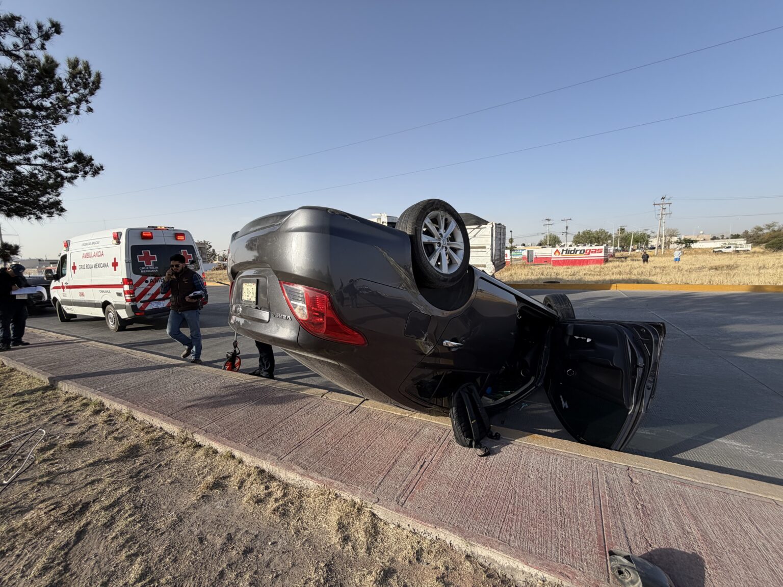 Aparatosa volcadura en Vialidad Sacramento moviliza a cuerpos de emergencia