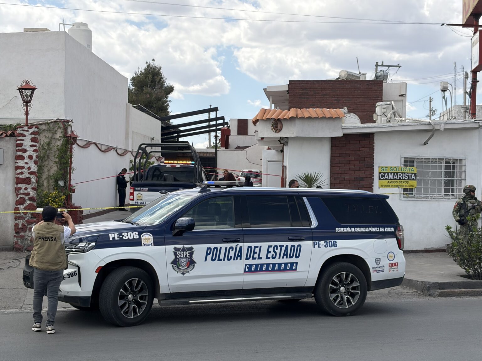 Mujer es hallada sin vida en hotel; investigan posible violencia