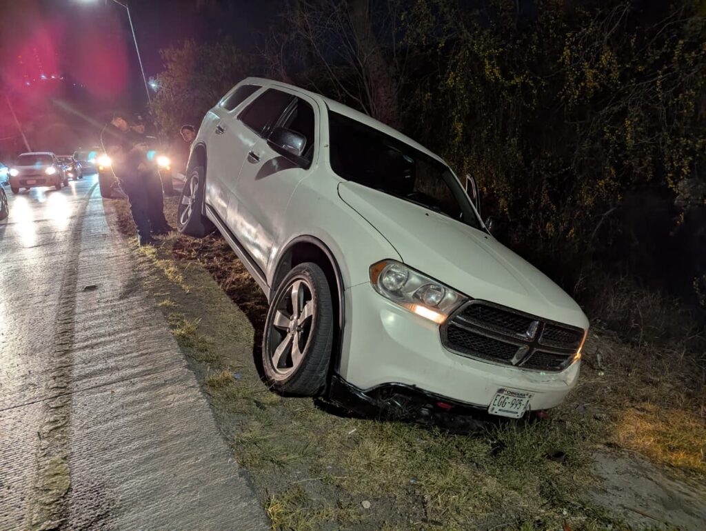 Sale del camino y queda cerca de volcar en la carretera a Aldama