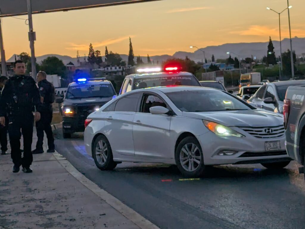 Arrestan a pareja por agredir a policía tras falta vial en la Sacramento