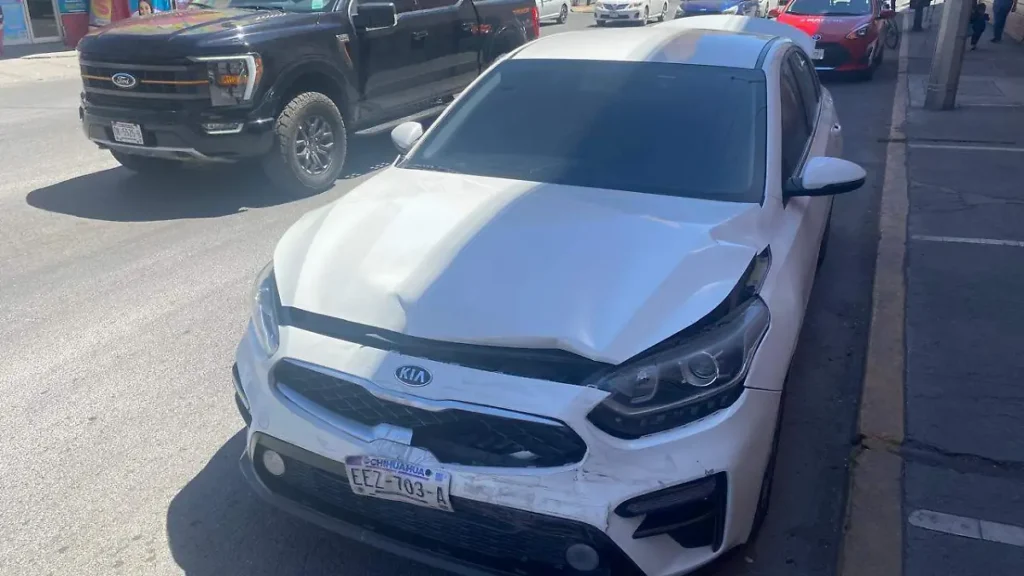 Choque en pleno centro: embotellamiento y crisis nerviosa tras accidente vial