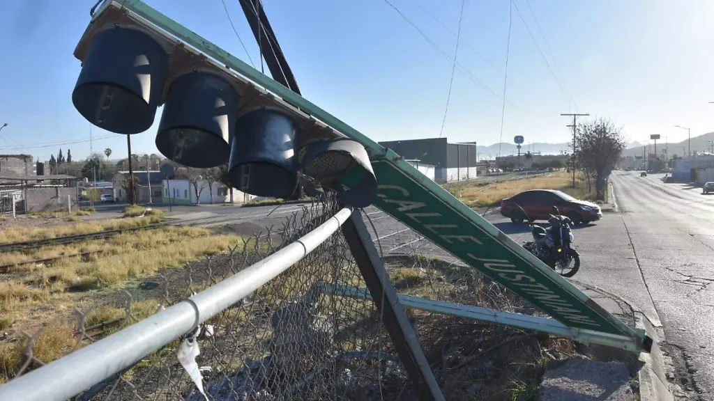Derriban semáforo en colonia Dale tras fuerte accidente; vecinos alertan por riesgo para peatones y conductores