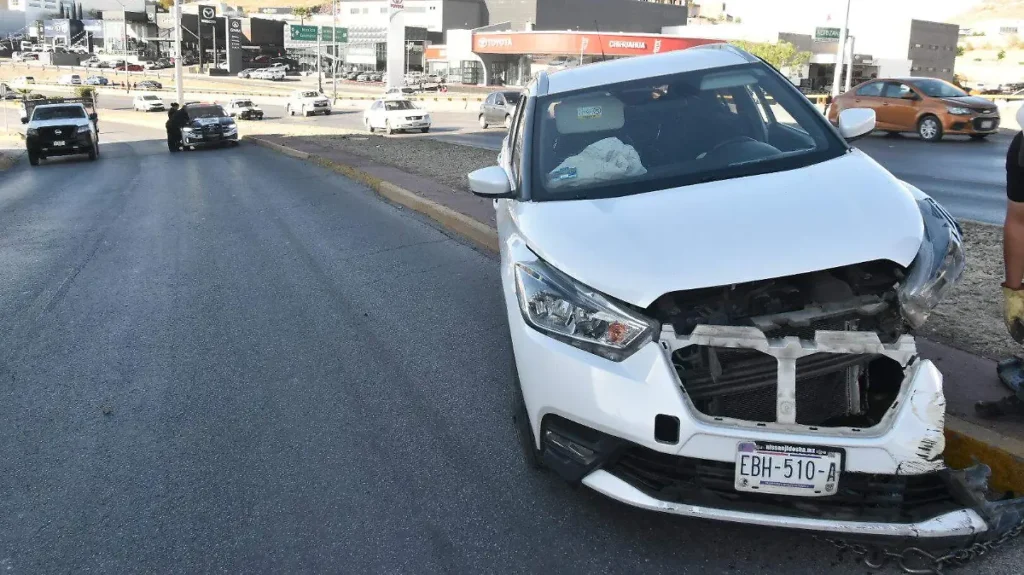 Aparatoso choque en el Periférico de la Juventud: conductor pierde el control al esquivar peatón