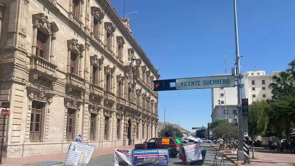 Tercer día de caos en el centro: manifestantes bloquean la calle Aldama frente al Palacio de Gobierno