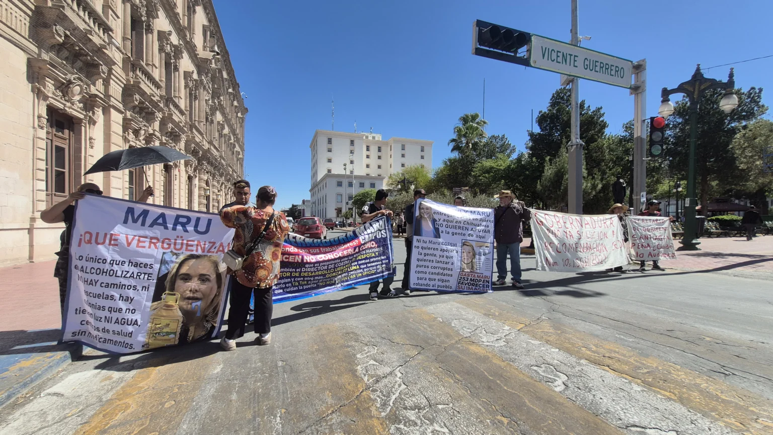 Vecinos de Ladrilleros Norte cierran calles frente a Palacio de Gobierno por falta de agua y apoyos