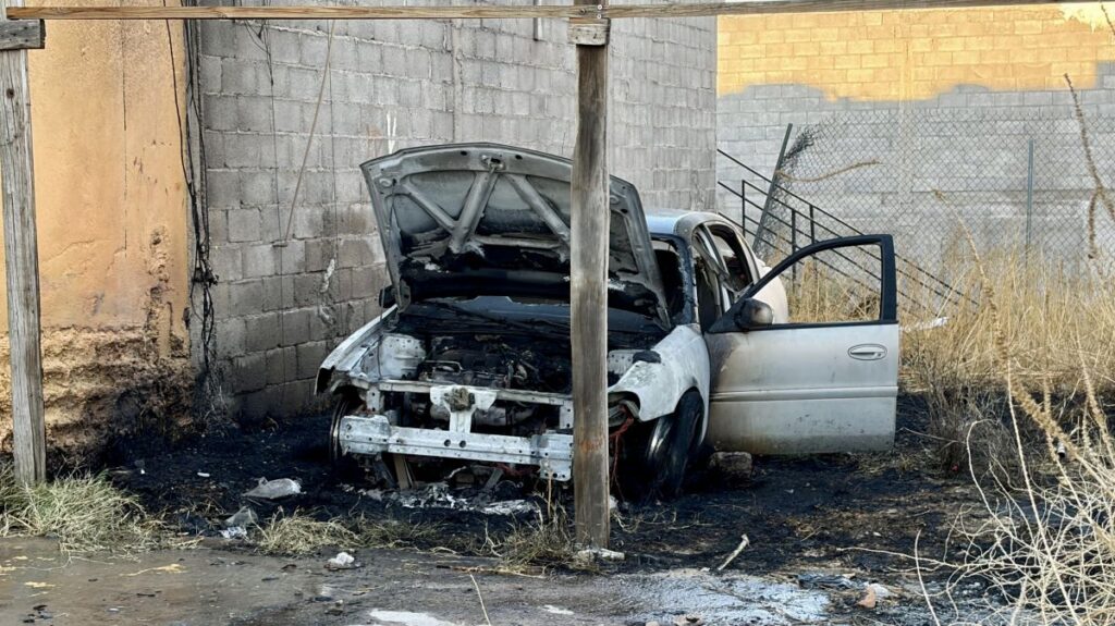 Fuerte incendio en predio abandonado en Chihuahua moviliza a bomberos; vehículo termina calcinado