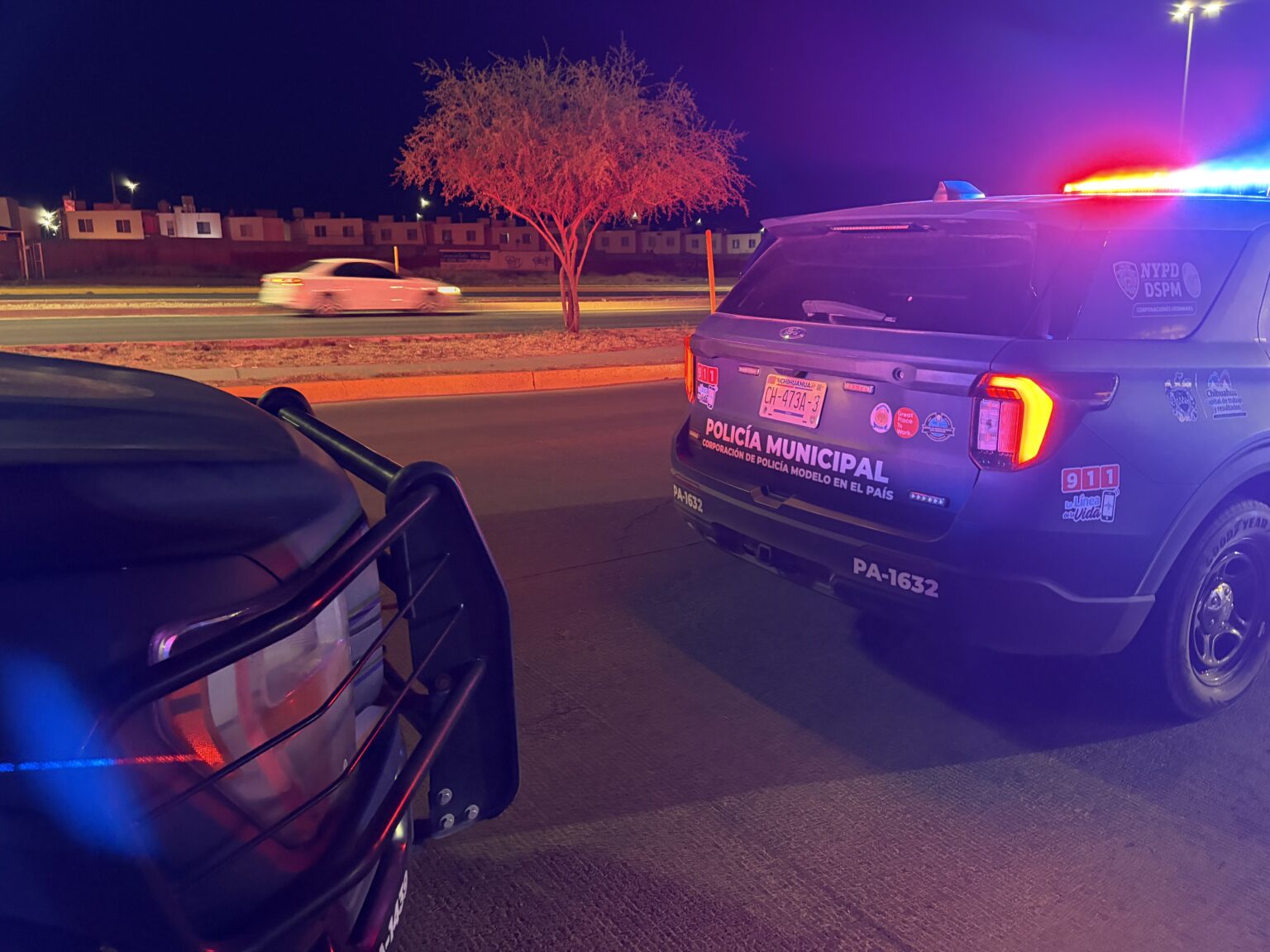 Persecución con disparos afuera del Cereso 1 termina en volcadura; hay una mujer lesionada