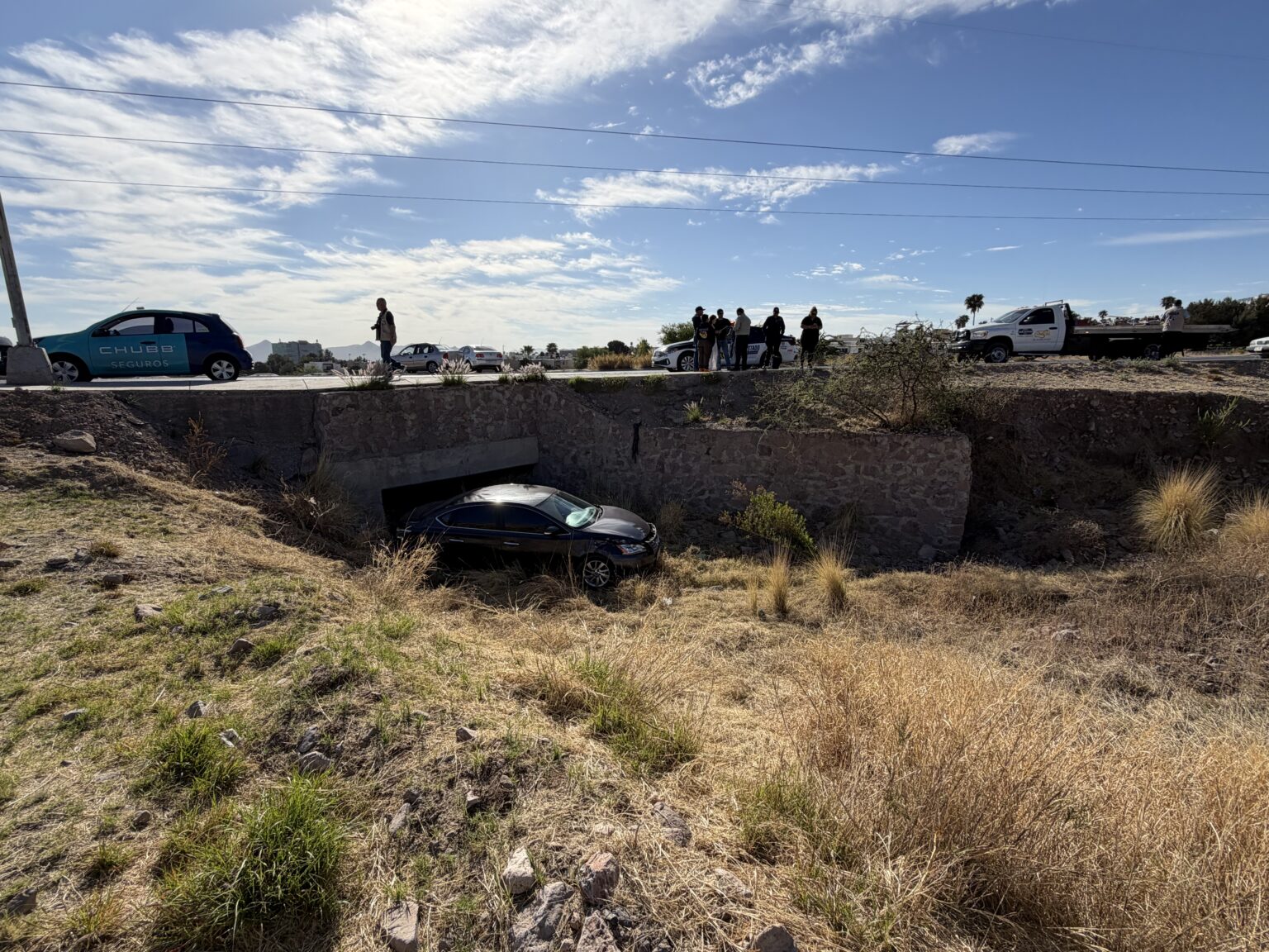 Vehículo cae a canal pluvial tras perder control en avenida de Nogales