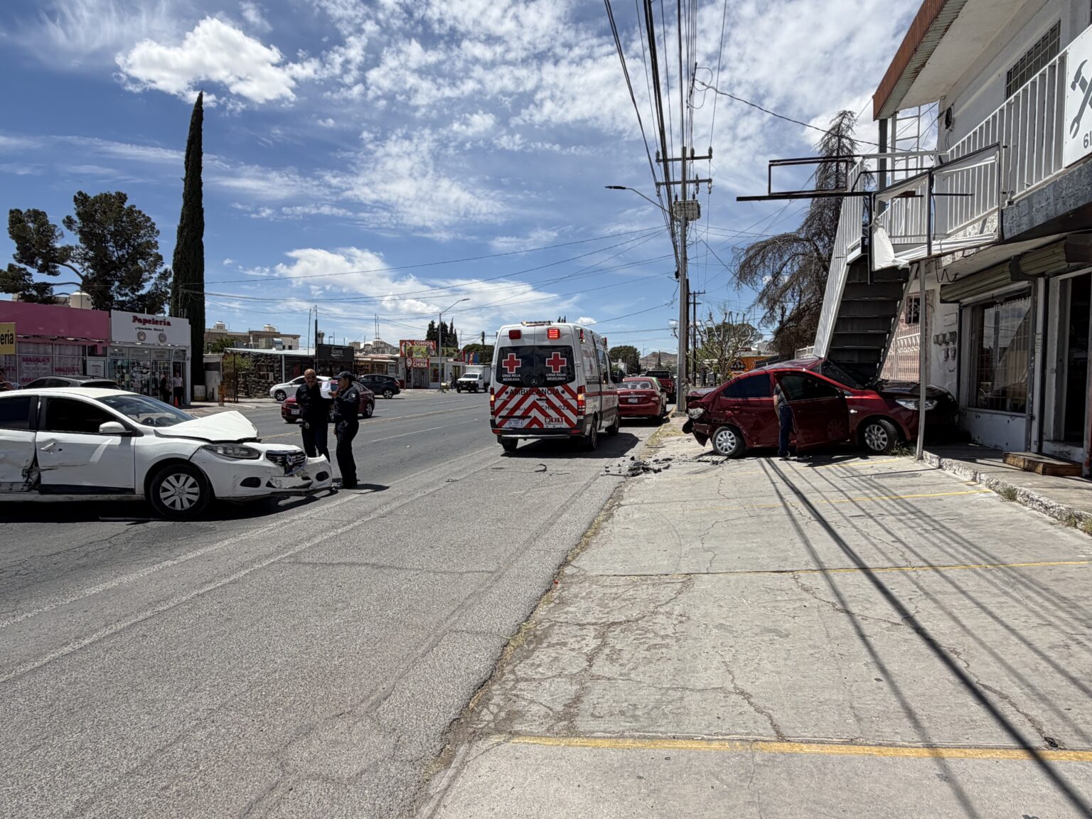 Choque entre tres vehículos deja una mujer lesionada en Las Américas