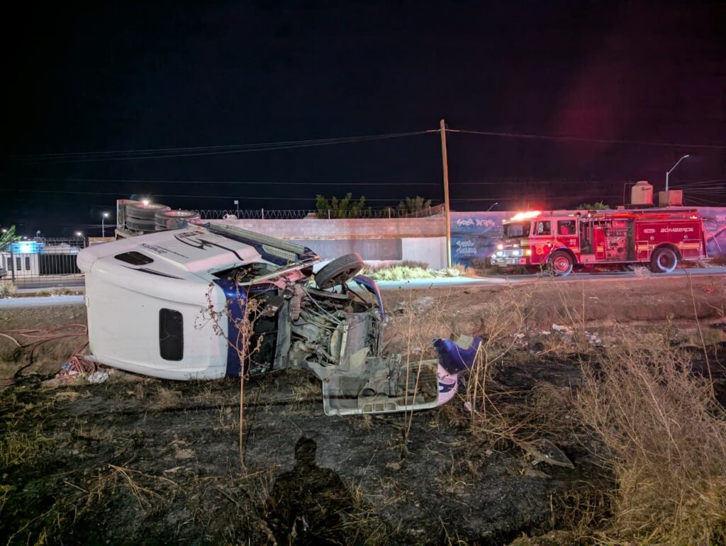 Volcadura de tractocamión deja a familia lesionada en el sur de la ciudad