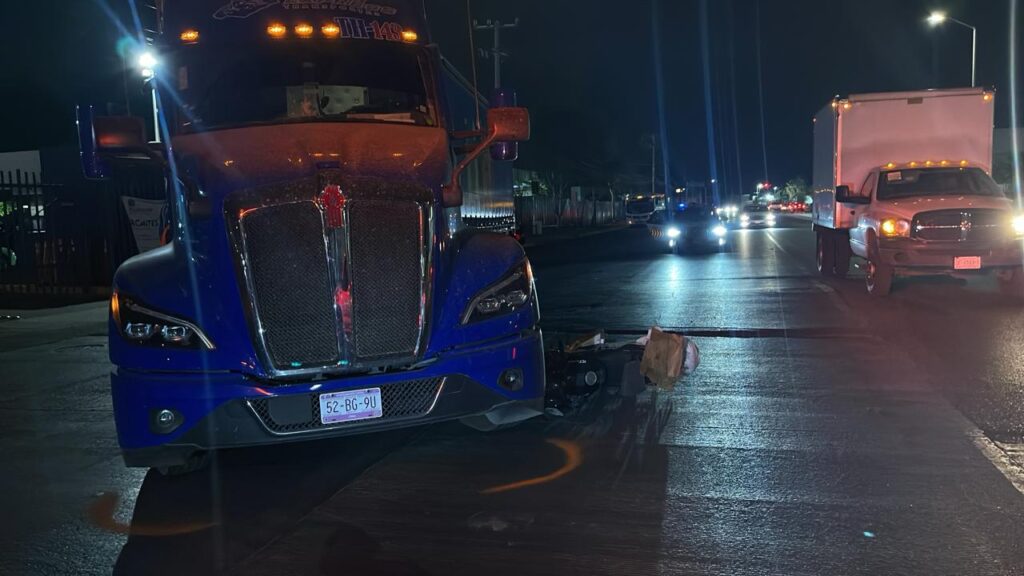Motociclista se estampa vs tráiler en la Homero