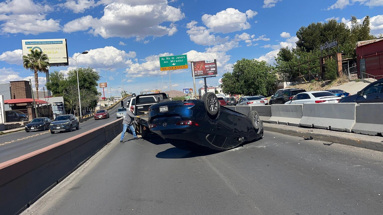 Vuelca vehículo en curva de La Cantera y Washington